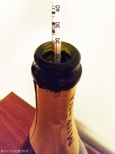 スパークリングワインに温度計