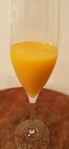 グラスにオレンジジュース