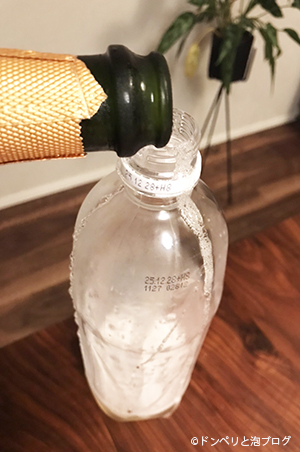 ペットボトルに移し替えたスパークリングワイン