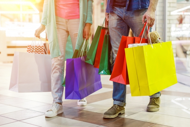 買い物をする男女