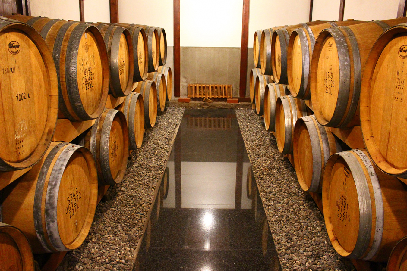 木樽とステンレスタンクの違いとは！？シャンパン含むワインに与える